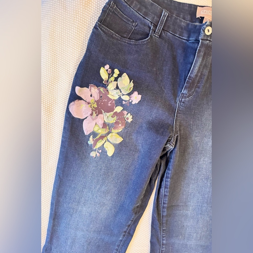 CHICO’S Stretchy Appliqué Blue Cropped Ankle Jeans w Purple Rose Floral Design - Picture 4 of 13